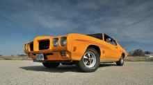 Оранжевый Pontiac GTO с красной полосой на боку